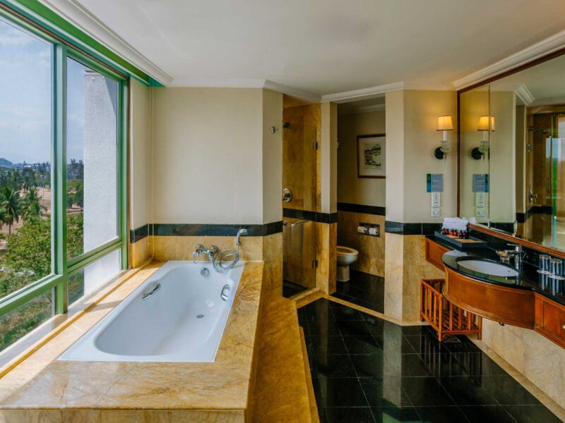 The-Pacific-Sutera-Family-Room—Bathroom-copy